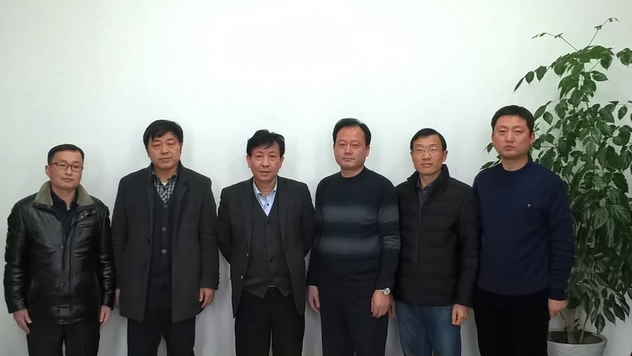 范以宁教授（左三）与分析测试中心和世俱杯官方用球部分专家教授合影